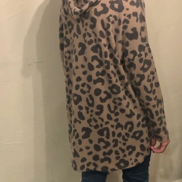 Long sleeve Leopard print fleece pullover hoodie - Picture 4 of 6